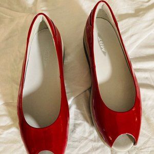 MBT Women's Kianga Size 41 (10-10.5) Crimson